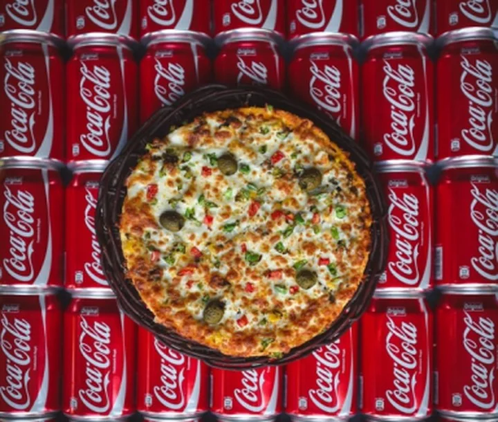 Pizza sobre latas
